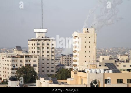 210510 -- GAZA, 10. Mai 2021 -- Foto aus dem Gazastreifen am 10. Mai 2021 zeigt Raketen, die auf Israel geschossen wurden. Über 45 Raketen wurden am Montagabend aus Gaza nach Israel abgefeuert und landeten meist in offenen Gebieten an der Grenze zu Gaza im Süden des Landes, sagte der israelische Verteidigungsstreitkräfte-Sprecher Jonathan Conricus. Der Angriff aus Gaza, der auch sechs Raketen auf Jerusalem umfasste, verschärfte in den letzten Tagen bereits die Spannungen in der Region, da die Palästinenser in Jerusalem in den vergangenen Wochen bei gewaltsamen Demonstrationen gegen israelische Sicherheitskräfte vorgegangen sind. Foto von /Xinhua Stockfoto