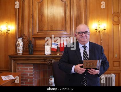 210511 -- MONTARGIS, 11. Mai 2021 -- Benoit Digeon, Bürgermeister von Montargis, posiert mit einer Miniatur einer Skulptur einer Gruppe chinesischer Revolutionäre anlässlich des hundertjährigen Jubiläums der Arbeit-Studie-Bewegung während eines Interviews mit Xinhua, in Montargis, Frankreich, am 22. März 2021. Ab 1919 gingen Tausende junger Chinesen nach Frankreich, wo sie in Fabriken in Paris, Lyon und Montargis arbeiteten, um ihr Studium im europäischen Land zu finanzieren. FRANCE-MONTARGIS-CHINA-TIES GaoxJing PUBLICATIONxNOTxINxCHN Stockfoto