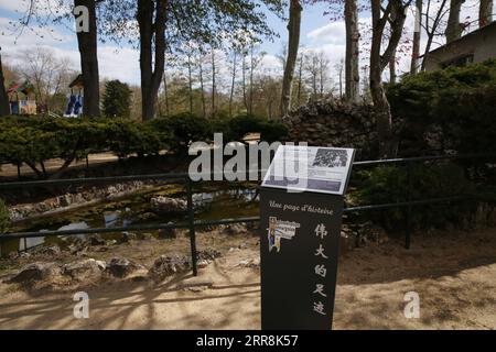 210511 -- MONTARGIS, 11. Mai 2021 -- Foto aufgenommen am 8. April 2021 zeigt eine Gedenktafel im Durzy Garden, auf der ein schwarz-weißes Gruppenfoto von einem Dutzend chinesischer Studenten in der Innenstadt von Montargis, Frankreich, zu sehen ist. Die chinesischen Studenten waren Teilnehmer der Work-Study-Bewegung, in der Tausende fortschrittlicher junger Chinesen nach Frankreich geschickt wurden, wo sie in Fabriken in Paris, Lyon und Montargis arbeiteten, um für ihr Studium zu bezahlen. FRANCE-MONTARGIS-CHINA-TIES GaoxJing PUBLICATIONxNOTxINxCHN Stockfoto