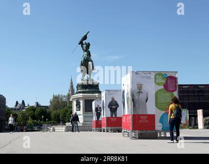 210511 -- WIEN, 11. Mai 2021 -- Menschen besuchen die Fotos von Überlebenden der Vernichtungslager Ausstellung am Heldenplatz, Wien, Österreich, 10. Mai 2021. Eine Ausstellung von 43 lebensgroßen Fotos von Überlebenden der Vernichtungslager fand hier rund um den Tag des Sieges in Europa statt. Foto von /Xinhua AUSTRIA-VIENNA-EXTERMINATION CAMP-SURVIVORS-AUSSTELLUNG WangxZhou PUBLICATIONxNOTxINxCHN Stockfoto