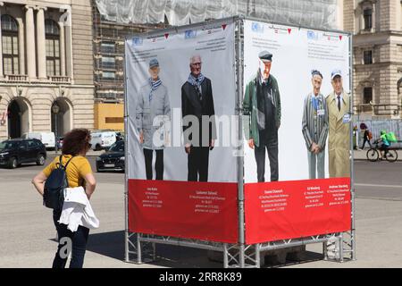 210511 -- WIEN, 11. Mai 2021 -- Eine Frau besucht die Fotos von Überlebenden der Vernichtungslager Ausstellung am Heldenplatz, Wien, Österreich, 10. Mai 2021. Eine Ausstellung von 43 lebensgroßen Fotos von Überlebenden der Vernichtungslager fand hier rund um den Tag des Sieges in Europa statt. Foto von /Xinhua AUSTRIA-VIENNA-EXTERMINATION CAMP-SURVIVORS-AUSSTELLUNG WangxZhou PUBLICATIONxNOTxINxCHN Stockfoto