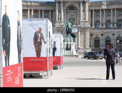 210511 -- WIEN, 11. Mai 2021 -- Eine Frau besucht die Fotos von Überlebenden der Vernichtungslager Ausstellung am Heldenplatz, Wien, Österreich, 10. Mai 2021. Eine Ausstellung von 43 lebensgroßen Fotos von Überlebenden der Vernichtungslager fand hier rund um den Tag des Sieges in Europa statt. Foto von /Xinhua AUSTRIA-VIENNA-EXTERMINATION CAMP-SURVIVORS-AUSSTELLUNG WangxZhou PUBLICATIONxNOTxINxCHN Stockfoto