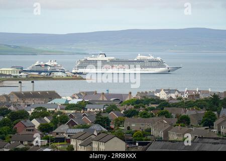 Besuchen Sie Kreuzfahrtschiffe im Kirkwall Hafen in Orkney. Die Einheimischen haben Bedenken geäußert, dass Kreuzfahrtschiffe zu viele Touristen auf die Inseln bringen Stockfoto