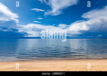 Dramatischer Himmel über dem Khuvsgul-See, dem größten Süßwassersee der Mobgolei an einem sonnigen Sommertag, Khovsgol-Provinz in der nördlichen Mongolei Stockfoto