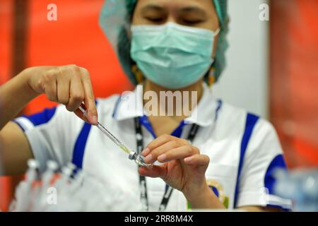 210512 -- BANGKOK, 12. Mai 2021 -- Eine Krankenschwester bereitet eine Dosis des COVID-19-Impfstoffs vor, der vom chinesischen Pharmaunternehmen Sinovac in Bangkok, Thailand, am 12. Mai 2021 entwickelt wurde. Die thailändische Regierung ermutigt die Öffentlichkeit, COVID-19-Impfstoffe zu erhalten, da das Land bis Ende des Jahres 70 Prozent seiner fast 70 Millionen Bevölkerung impfen will. THAILAND-BANGKOK-COVID-19-IMPFUNG RachenxSageamsak PUBLICATIONxNOTxINxCHN Stockfoto