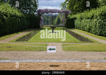 210512 -- BRÜSSEL, 12. Mai 2021 -- Foto vom 12. Mai 2021 zeigt das Wegweiser zu den Königlichen Gewächshäusern in der Königlichen Domäne Laeken in Brüssel, Belgien. Belgien wird seine Königlichen Gewächshäuser von Laeken vom 13. Mai bis 6. Juni dieses Jahres für die Öffentlichkeit öffnen. Die Eröffnungstätigkeit der Gewächshäuser war im Frühjahr letzten Jahres aufgrund der COVID-19-Pandemie nicht vorhanden. BELGIEN-BRÜSSEL-KÖNIGLICHE GEWÄCHSHÄUSER-ÖFFNEN ZhengxHuansong PUBLICATIONxNOTxINxCHN Stockfoto