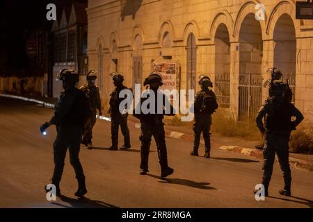 210513 -- BETHLEHEM, 13. Mai 2021 -- Mitglieder der israelischen Grenzpolizei nehmen Positionen während eines Anti-Israel-Protestes gegen die Gewalt in Jerusalem, in der Westjordstadt Bethlehem, am 12. Mai 2021 ein. Die Spannungen zwischen Israelis und Palästinensern haben sich in den letzten Tagen angesichts der eskalierenden Gewalt verschärft. Foto von /Xinhua MIDEAST-BETHLEHEM-CLASHES LuayxSababa PUBLICATIONxNOTxINxCHN Stockfoto