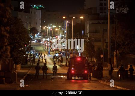 210513 -- BETHLEHEM, 13. Mai 2021 -- Mitglieder der israelischen Grenzpolizei nehmen Positionen während eines Anti-Israel-Protestes gegen die Gewalt in Jerusalem, in der Westjordstadt Bethlehem, am 12. Mai 2021 ein. Die Spannungen zwischen Israelis und Palästinensern haben sich in den letzten Tagen angesichts der eskalierenden Gewalt verschärft. Foto von /Xinhua MIDEAST-BETHLEHEM-CLASHES LuayxSababa PUBLICATIONxNOTxINxCHN Stockfoto