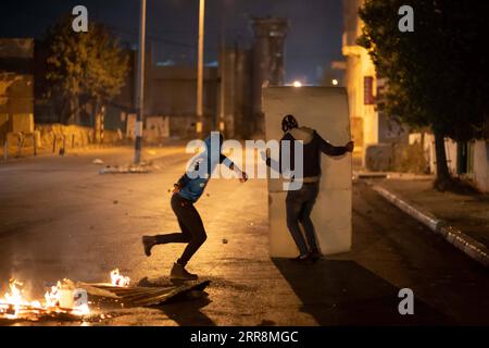 210513 -- BETHLEHEM, 13. Mai 2021 -- Demonstranten werden bei ihren Zusammenstößen mit Mitgliedern der israelischen Grenzpolizei gesehen, nachdem sie am 12. Mai 2021 in Jerusalem, der Stadt Bethlehem im Westjordanland, gegen die Gewalt protestiert hatten. Die Spannungen zwischen Israelis und Palästinensern haben sich in den letzten Tagen angesichts der eskalierenden Gewalt verschärft. Foto von /Xinhua MIDEAST-BETHLEHEM-CLASHES LuayxSababa PUBLICATIONxNOTxINxCHN Stockfoto