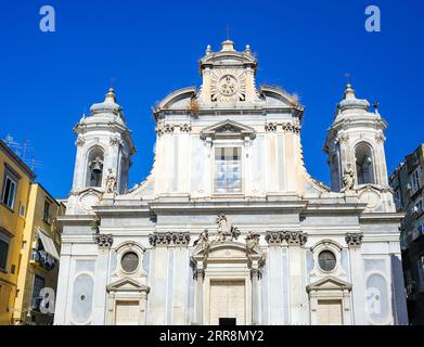 Neapel, Kampanien, Italien, die Fassade der chiesa dei Girolamini, eine gotische Kirche im historischen Viertel von Neapel. Stockfoto