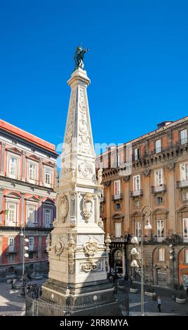 Neapel, Kampanien, Italien, ein Obelisken von san domenico an der Piazza San domenico Maggiore in Neapel. Stockfoto