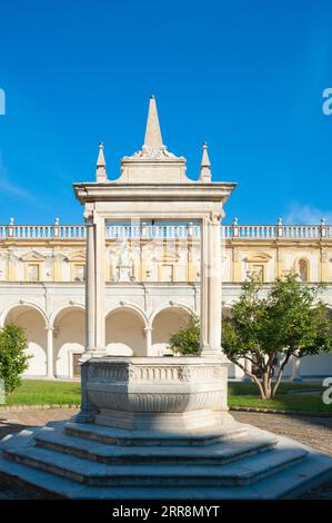 Neapel, Kampanien, Italien, Ein Innenhof des Certosa e Museo di San Martino, ein von Giuseppe Fiorelli gegründetes Nationalmuseum. Stockfoto