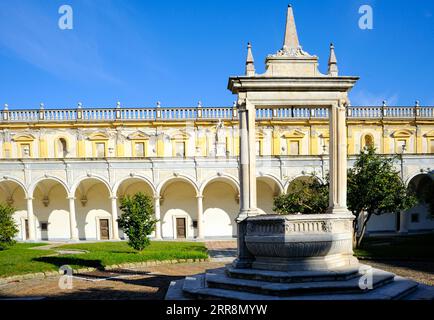 Neapel, Kampanien, Italien, Ein Innenhof des Certosa e Museo di San Martino, ein von Giuseppe Fiorelli gegründetes Nationalmuseum. Stockfoto