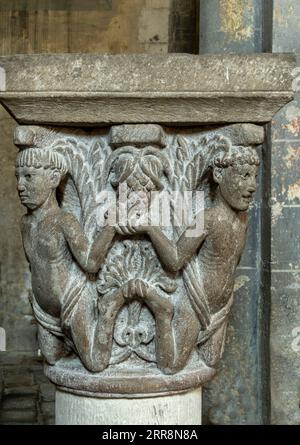 Mozac. Die Atlanten. Skulpturen der Stiftskirche Saint-Pierre. Puy de Dome. Auvergne-Rhone-Alpes. Frankreich Stockfoto