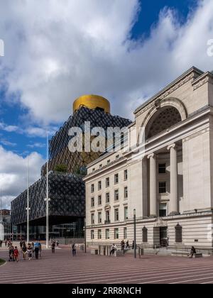 Centenary Square, Birmingham, UK; die klassische Linienführung des Baskerville-Haus, auf der Rückseite der modernen Zentralbibliothek vorne. Stockfoto