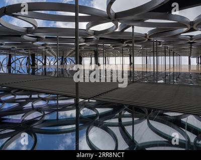 Blick nach oben zwischen der Verkleidung und dem Gebäude, Library of Birmingham, West Midlands, Großbritannien Stockfoto