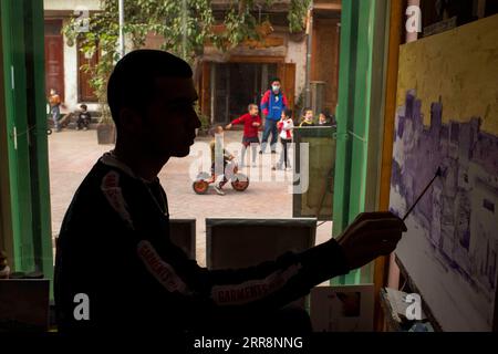 210514 -- KASHGAR, 14. Mai 2021 -- Mamattursunjian Mamatimen malt in seinem Atelier in der antiken Stadt Kashgar im Nordwesten Chinas Xinjiang Uygur Autonomous Region, 5. Mai 2021. Die dominierende Farbe der Wohnungen in der antiken Stadt Kashgar in Xinjiang ist tiefgelb. Aber in den Werken des 26-jährigen lokalen Malers Mamattursunjian Mamatimen, mehr Farben wie Orange, weiß, lila, blau... Werden verwendet, um die Stadt zu malen. Das ist sein Lebensgefühl, und auch ein Gefühl, das von den Jugendlichen in Kashgar geteilt wird, sagte Mamattursunjian. Es braucht Mut, die Tradition zu durchbrechen. Mamattursunjian sagte, als ich Stockfoto