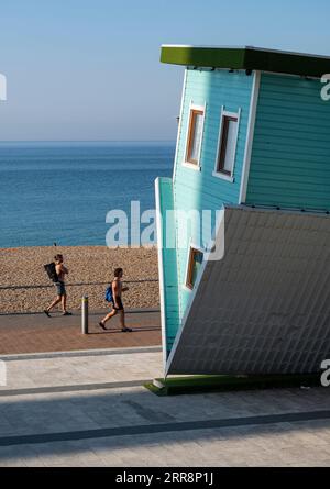 Brighton UK 7. September 2023 - es ist ein weiterer wunderschöner heißer sonniger Morgen am Brighton Seafront am Upside Down House mit Temperaturen, die in einigen Teilen Großbritanniens wieder über 30 Grad erreichen werden : Credit Simon Dack / Alamy Live News Stockfoto