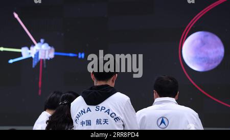 210515 -- PEKING, 15. Mai 2021 -- Technische Personalarbeit im Beijing Aerospace Control Center in Peking, Hauptstadt von China, 15. Mai 2021. Der Lander mit Chinas erstem Mars-rover ist auf dem roten Planeten gelandet, bestätigte die chinesische nationale Raumfahrtbehörde CNSA am Samstagmorgen. Es ist das erste Mal, dass China eine Sonde auf einem anderen Planeten als der Erde landet. EyesonSci CHINA-BEIJING-TIANWEN-1 PROBE-MARS-LANDUNG CN JinxLiwang PUBLICATIONxNOTxINxCHN Stockfoto