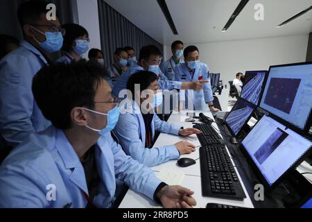 210515 -- PEKING, 15. Mai 2021 -- Technische Personalarbeit im Beijing Aerospace Control Center in Peking, Hauptstadt von China, 15. Mai 2021. Der Lander mit Chinas erstem Mars-rover ist auf dem roten Planeten gelandet, bestätigte die chinesische nationale Raumfahrtbehörde CNSA am Samstagmorgen. Es ist das erste Mal, dass China eine Sonde auf einem anderen Planeten als der Erde landet. EyesonSci CHINA-BEIJING-TIANWEN-1 PROBE-MARS-LANDUNG CN JinxLiwang PUBLICATIONxNOTxINxCHN Stockfoto