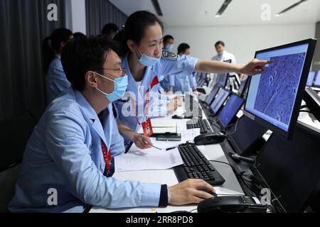 210515 -- PEKING, 15. Mai 2021 -- Technische Personalarbeit im Beijing Aerospace Control Center in Peking, Hauptstadt von China, 15. Mai 2021. Der Lander mit Chinas erstem Mars-rover ist auf dem roten Planeten gelandet, bestätigte die chinesische nationale Raumfahrtbehörde CNSA am Samstagmorgen. Es ist das erste Mal, dass China eine Sonde auf einem anderen Planeten als der Erde landet. EyesonSci CHINA-BEIJING-TIANWEN-1 PROBE-MARS-LANDUNG CN JinxLiwang PUBLICATIONxNOTxINxCHN Stockfoto