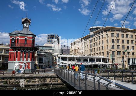 210515 – KAPSTADT, 15. Mai 2021 – am 14. Mai 2021 besuchen Menschen die weltberühmte Touristenattraktion Victoria und Alfred Waterfront in Kapstadt, Südafrika. Kapstadt kündigte letzte Woche ein 3,9-Milliarden-Rand-Expansionsprojekt von Victoria und Alfred Waterfront in Höhe von 280 Millionen US-Dollar an. SÜDAFRIKA-KAPSTADT-UFERPROMENADE-ALLTAG LYUXTIANRAN PUBLICATIONXNOTXINXCHN Stockfoto