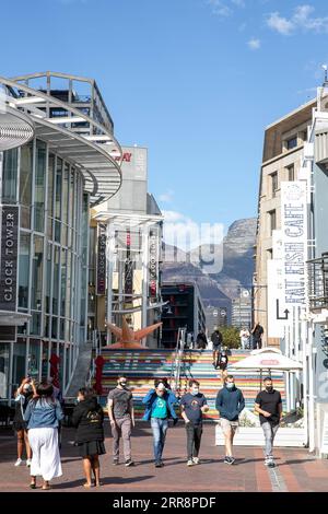 210515 – KAPSTADT, 15. Mai 2021 – am 14. Mai 2021 besuchen Menschen die weltberühmte Touristenattraktion Victoria und Alfred Waterfront in Kapstadt, Südafrika. Kapstadt kündigte letzte Woche ein 3,9-Milliarden-Rand-Expansionsprojekt von Victoria und Alfred Waterfront in Höhe von 280 Millionen US-Dollar an. SÜDAFRIKA-KAPSTADT-UFERPROMENADE-ALLTAG LYUXTIANRAN PUBLICATIONXNOTXINXCHN Stockfoto
