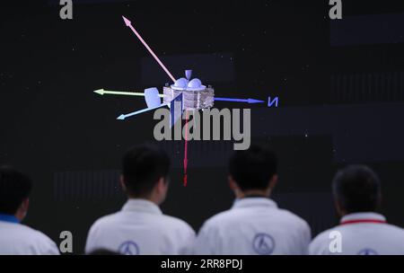 210515 -- PEKING, 15. Mai 2021 -- Technische Personalarbeit im Beijing Aerospace Control Center in Peking, Hauptstadt von China, 15. Mai 2021. Der Lander mit Chinas erstem Mars-rover ist auf dem roten Planeten gelandet, bestätigte die chinesische nationale Raumfahrtbehörde CNSA am Samstagmorgen. Es ist das erste Mal, dass China eine Sonde auf einem anderen Planeten als der Erde landet. EyesonSci CHINA-BEIJING-TIANWEN-1 PROBE-MARS-LANDUNG CN JinxLiwang PUBLICATIONxNOTxINxCHN Stockfoto