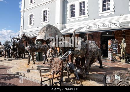 210515 -- KAPSTADT, 15. Mai 2021 -- Skulpturen zum Verkauf werden vor einem Geschäft in der weltberühmten Touristenattraktion Victoria und Alfred Waterfront in Kapstadt, Südafrika, am 14. Mai 2021 ausgestellt. Kapstadt kündigte letzte Woche ein 3,9-Milliarden-Rand-Expansionsprojekt von Victoria und Alfred Waterfront in Höhe von 280 Millionen US-Dollar an. SÜDAFRIKA-KAPSTADT-UFERPROMENADE-ALLTAG LYUXTIANRAN PUBLICATIONXNOTXINXCHN Stockfoto