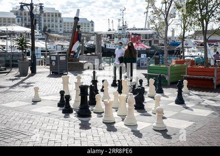 210515 – KAPSTADT, 15. Mai 2021 – am 14. Mai 2021 besuchen Menschen die weltberühmte Touristenattraktion Victoria und Alfred Waterfront in Kapstadt, Südafrika. Kapstadt kündigte letzte Woche ein 3,9-Milliarden-Rand-Expansionsprojekt von Victoria und Alfred Waterfront in Höhe von 280 Millionen US-Dollar an. SÜDAFRIKA-KAPSTADT-UFERPROMENADE-ALLTAG LYUXTIANRAN PUBLICATIONXNOTXINXCHN Stockfoto