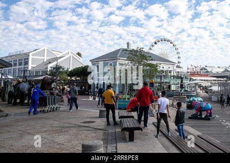 210515 – KAPSTADT, 15. Mai 2021 – am 14. Mai 2021 besuchen Menschen die weltberühmte Touristenattraktion Victoria und Alfred Waterfront in Kapstadt, Südafrika. Kapstadt kündigte letzte Woche ein 3,9-Milliarden-Rand-Expansionsprojekt von Victoria und Alfred Waterfront in Höhe von 280 Millionen US-Dollar an. SÜDAFRIKA-KAPSTADT-UFERPROMENADE-ALLTAG LYUXTIANRAN PUBLICATIONXNOTXINXCHN Stockfoto