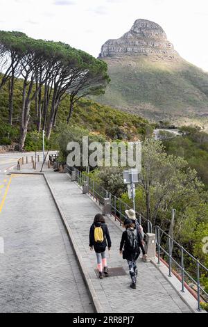 210515 -- KAPSTADT, 15. Mai 2021 -- Besucher spazieren am 14. Mai 2021 im Table Mountain National Park in Kapstadt, Südafrika. Südafrikanische Gesetzesvollstrecker haben vier Personen verhaftet, die verdächtigt werden, im Table Mountain National Park Hummer und Abalone zu Wilderei zu betreiben, sagten die South African National Parks SANParks am Freitag. SÜDAFRIKA-KAPSTADT-TAFELBERG-NATIONALPARK-WILDEREI LYUXTIANRAN PUBLICATIONXNOTXINXCHN Stockfoto