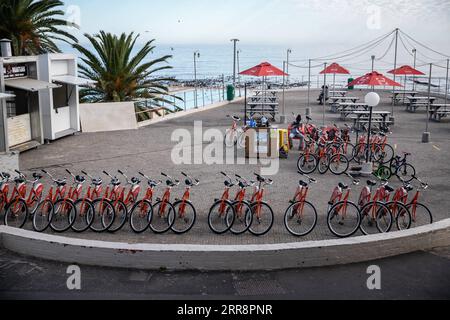 210515 -- KAPSTADT, 15. Mai 2021 -- Foto aufgenommen am 14. Mai 2021 zeigt einen Ort zum Mieten von Fahrrädern in Kapstadt, Südafrika. Kapstadt, die gesetzgebende Hauptstadt Südafrikas, sagte am Donnerstag, dass sowohl lokale als auch internationale Investoren weiterhin Vertrauen in die Geschäfte in der Stadt haben, und nannte als Beweis Infrastrukturentwicklungen und Baupläne, die im vergangenen Jahr genehmigt wurden. LYU Tianran SÜDAFRIKA-KAPSTADT-GESCHÄFT LvxTianran PUBLICATIONxNOTxINxCHN Stockfoto