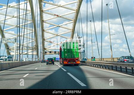 Rotterdam, Holland-Juli 26 2023: Der Verkehr unter der Van Brienenoordbrücke (Van Brienenoordbrug) in den Niederlanden. Nahansicht der Brücke. Stockfoto