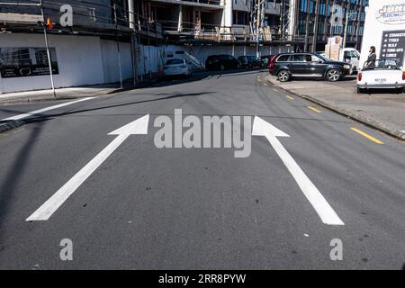 Pfeile auf der Straße, Petone, Wellington, North Island, Neuseeland Stockfoto