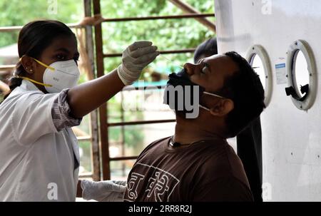 210516 -- HYDERABAD, 16. Mai 2021 -- am 15. Mai 2021 nimmt Ein Mitarbeiter des Gesundheitswesens in einem Krankenhaus in Hyderabad, Indien, einen Nasenabstrich eines Mannes für den COVID-19-Test. /Xinhua INDIA-HYDERABAD-COVID-19 TEST STR PUBLICATIONxNOTxINxCHN Stockfoto