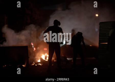 210516 -- BETHLEHEM, 16. Mai 2021 -- Demonstranten stoßen mit Mitgliedern der israelischen Grenzpolizei während eines Anti-Israel-Protestes in der Westbank-Stadt Bethlehem am 15. Mai 2021 zusammen. Die Spannungen zwischen Israelis und Palästinensern haben sich in den letzten Tagen angesichts der eskalierenden Gewalt zwischen palästinensischen Demonstranten und israelischen Streitkräften in Ost-Jerusalem verschärft. Foto von /Xinhua MIDEAST-BETHLEHEM-CLASHES LuayxSababa PUBLICATIONxNOTxINxCHN Stockfoto