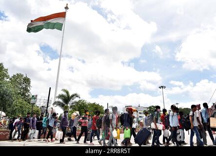 210516 -- HYDERABAD, 16. Mai 2021 -- Wanderarbeitnehmer stehen am 15. Mai 2021 vor dem Bahnhof Secunderabad in der Nähe von Hyderabad, Indien, während eines Lockdowns zur Eindämmung des Anstiegs der COVID-19-Pandemie an. STR/INDIA-HYDERABAD-LOCKDOWN-WANDERARBEITNEHMER xinhua PUBLICATIONxNOTxINxCHN Stockfoto