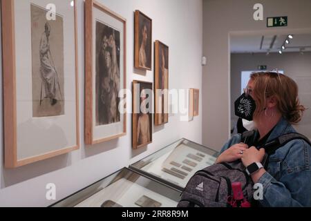 210516 -- BARCELONA, 16. Mai 2021 -- am 11. Mai 2021 besichtigt Eine Frau Ausstellungen im Picasso Museum in Barcelona, Spanien. Das Picasso-Museum in Barcelona ließ sich nicht von der Coronavirus-Pandemie abhalten, den 50. Jahrestag der Spende des Malers von mehr als tausend Werken aus seiner Jugend an die Stadt im Jahr 1970 zu feiern. Zwischen dem 20. Mai und dem 26. September findet im Museum eine Ausstellung mit dem Titel Picasso und Artist's Jewellery statt. Foto von Ismaeil Peracaula/Xinhua SPAIN-BARCELONA-PICASSO MUSEUM-MALER S SPENDE-50 Jahre IsmaelxPeracaula PUBLICATIONxNOTxINxCHN Stockfoto