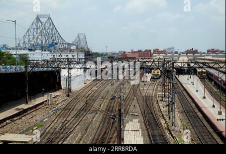 210516 -- KOLKATA, 16. Mai 2021 -- das Foto vom 16. Mai 2021 zeigt eine verlassene Sicht auf die Station Howrah, während der Bundesstaat Westbengalen eine 15-tägige Sperrung einleitet, um die Ausbreitung von COVID-19 in Kalkutta, Indien, einzudämmen. STR/Xinhua INDIA-KOLKATA-COVID-19-LOCKDOWN Stringer PUBLICATIONxNOTxINxCHN Stockfoto