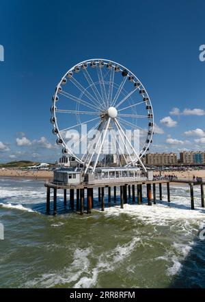 Den Haag, Holland-Juli 26 2023: Europas erstes Riesenrad über dem Meer. Skyview de Pier ist ein 45 Meter hohes Riesenrad in Scheveningen. Stockfoto