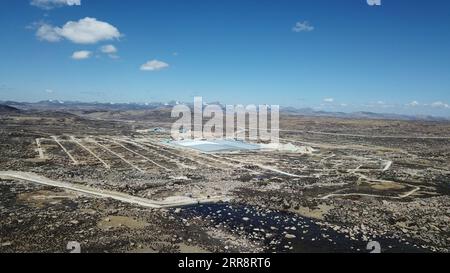 210517 -- PEKING, 17. Mai 2021 -- das am 27. April 2019 aufgenommene Foto zeigt eine Luftaufnahme des chinesischen Observatoriums LHAASO, das in Daocheng in der südwestlichen chinesischen Provinz Sichuan errichtet wird. Chinesische Wissenschaftler haben ein Dutzend ultrahochenergetische UHE-kosmische Beschleuniger in der Milchstraße entdeckt, ein Fund, der das Verständnis der Menschheit für die Galaxie umstürzen und helfen könnte, den Ursprung der kosmischen Strahlung aufzudecken, die Wissenschaftler seit einem Jahrhundert verwirrt. Die Ergebnisse basieren auf Beobachtungen des chinesischen Large High Altitude Air Shower Observatory LHAASO, eines der beiden Länder Stockfoto