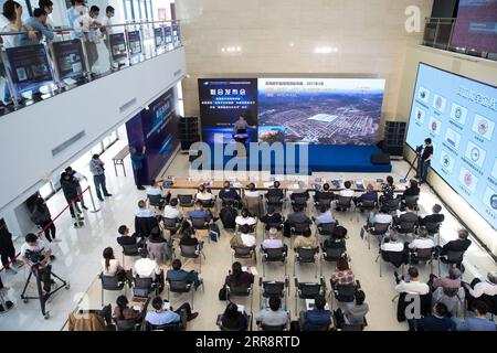 210517 -- PEKING, 17. Mai 2021 -- Cao Zhen, ein Forscher am Institut für Hochenergiephysik IHEP unter der Chinesischen Akademie der Wissenschaften CAS, spricht auf einer Pressekonferenz in Peking, der Hauptstadt von China am 17. Mai 2021. Chinesische Wissenschaftler haben ein Dutzend ultrahochenergetische UHE-kosmische Beschleuniger in der Milchstraße entdeckt, ein Fund, der das Verständnis der Menschheit für die Galaxie umstürzen und helfen könnte, den Ursprung der kosmischen Strahlung aufzudecken, die Wissenschaftler seit einem Jahrhundert verwirrt. Die Ergebnisse basieren auf Beobachtungen des chinesischen Observatoriums LHAASO, eines der Co Stockfoto