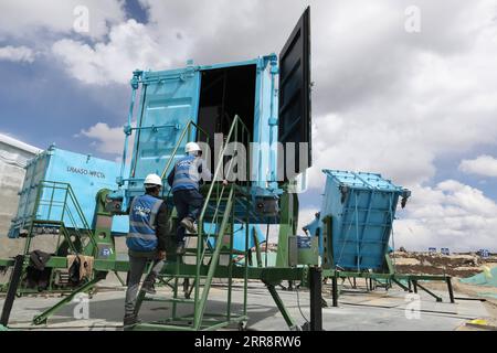 210517 -- PEKING, 17. Mai 2021 -- das Aktenfoto zeigt Dr. Zhang Shoushan Front und einen Mitarbeiter, der Wartungsarbeiten am chinesischen Large High Altitude Air Shower Observatory LHAASO in Daocheng, Provinz Sichuan im Südwesten Chinas, am 28. April 2019 durchführt. Chinesische Wissenschaftler haben ein Dutzend ultrahochenergetische UHE-kosmische Beschleuniger in der Milchstraße entdeckt, ein Fund, der das Verständnis der Menschheit für die Galaxie umstürzen und helfen könnte, den Ursprung der kosmischen Strahlung aufzudecken, die Wissenschaftler seit einem Jahrhundert verwirrt. Die Ergebnisse basieren auf Beobachtungen des chinesischen Large Altitude Air Shower Observators Stockfoto