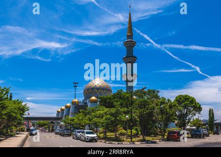 Sabah State Moschee am Sembulan Kreisverkehr in Kota Kinabalu, Sabah, Ost-Malaysia Stockfoto