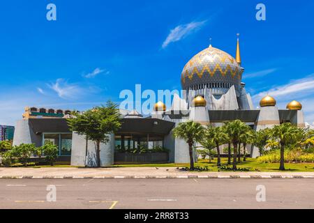 Sabah State Moschee am Sembulan Kreisverkehr in Kota Kinabalu, Sabah, Ost-Malaysia Stockfoto