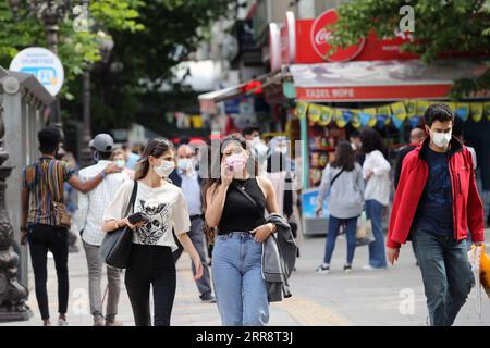 210517 -- ANKARA, 17. Mai 2021 -- Fußgänger mit Gesichtsmasken gehen am 17. Mai 2021 auf einer Straße in Ankara, Türkei. Die Türkei hat die COVID-19-Infektion nach Lockdowns und Einschränkungen im heiligen Monat Ramadan wieder in großem Umfang unter Kontrolle gebracht, sagte Präsident Recep Tayyip Erdogan am Montag. Die Türkei hatte seit April 29 eine Sperrung von 17 Tagen verhängt, und die Regierung hat am Montag eine schrittweise Lockerung der Maßnahmen bis zum 1. Juni eingeleitet. Foto von /Xinhua TURKEY-ANKARA-COVID-19-MEASURES MustafaxKaya PUBLICATIONxNOTxINxCHN Stockfoto