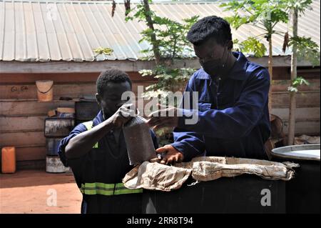 210517 -- ACCRA, 17. Mai 2021 -- Arbeiter überprüfen am 12. Mai 2021 einen Sporensack auf der Fafape Ama ETSA Pilzfarm in einem Vorort von Accra, Ghana. Fafape Ama ETSA Foe, eine junge ghanaische Buchhalterin in ihren Dreißigern, identifizierte die Lücke und das Potenzial des Produkts und gab ihren Beruf vor sechs Jahren auf, sich in die Pilzzucht zu begeben, um auf die wachsende Nachfrage des ghanaischen Marktes zu reagieren, indem sie 2015 E90 Ghana Limited gründete. Foto von /Xinhua TO GO WITH Feature: Vom Buchhalter bis zur Pilzkönigin, ghanaische Frau schürt in Glück über den Appetit DER Menschen GHANA-ACCRA-PILZ-INDUSTRIE SE Stockfoto