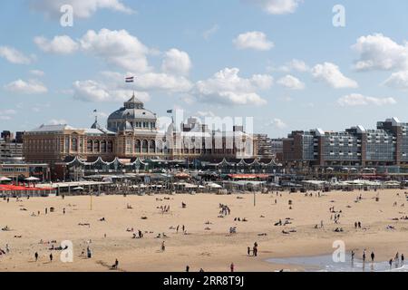 Den Haag, Holland-Juli 26 2023: Grand Hotel Amrâth Kurhaus mit Touristen, Scheveningen. Blick auf das Hotel vom Meer. Stockfoto