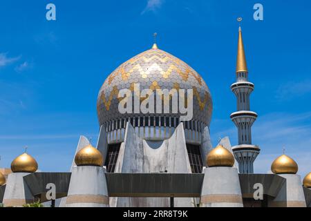 Sabah State Moschee am Sembulan Kreisverkehr in Kota Kinabalu, Sabah, Ost-Malaysia Stockfoto